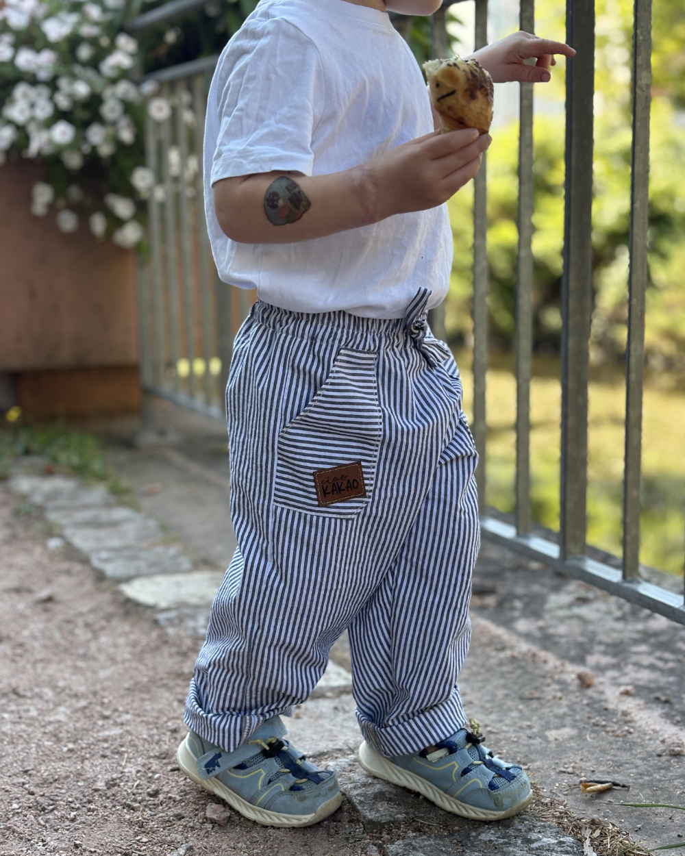 Mit dem Schnittmuster „EinfachLuftig“ nähst du eine bequeme, locker fallende Kinderhose aus leichten, unelastischen Webstoffen wie Leinen oder Popeline.