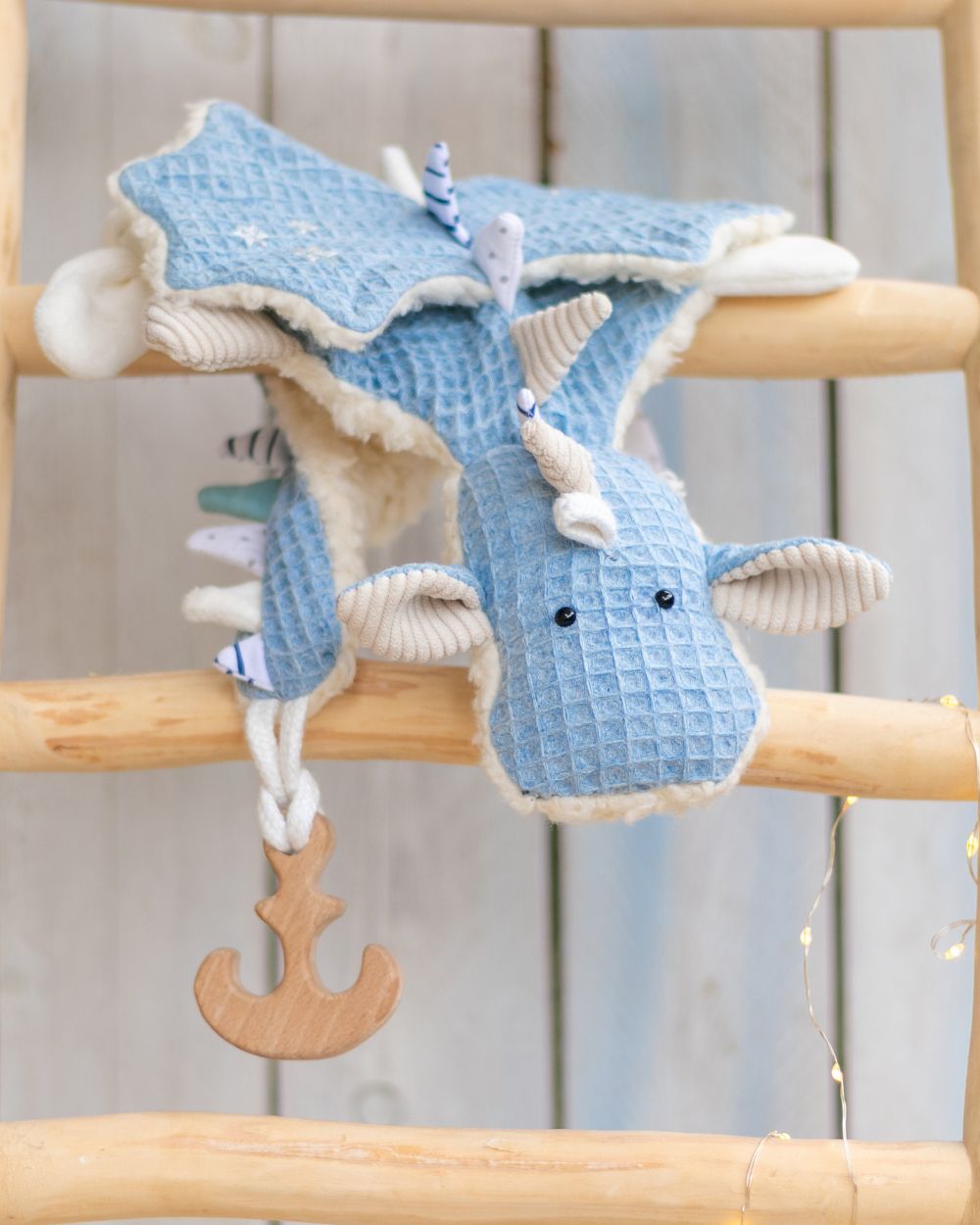 Neue Varianten für den Schnullerdrache: Flügel, Knotenfüße & feine Stickmotive