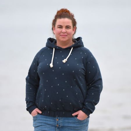 Meine Urgroßmutter, meine Oma und meine Mutter nähten, so war es nicht verwunderlich, dass ich zum 12. Geburtstag meine erste Nähmaschine bekam.<br />
Während die festen Vorgaben im Handarbeitsunterricht der Schule mich eher einengten, entstanden zu Hause viele kreative Nähwerke nach eigener Anleitung.<br />
Mit der Geburt meiner Tochter hat mich das Nähfieber so richtig gepackt. So war es nicht verwunderlich , dass einer der ersten Sätze meiner Tochter war: „Meine Mama näht.“ <br />
Meine kooperative Einstellung führte 2017 zur Gründung der Ebookmacher.<br />
#Ostseekind #Sommerliebe #KeinenMillimeterNachRechts #ThereIsNoPlanetB #KooperationStattKonkurrenz<br />