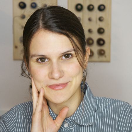 Mein Name ist Jaqueline und ich bin 38 Jahre. Aufgewachsen bin ich im schönen Bayern bei München und lebe bis heute dort mit meinem Verlobten, unseren 3 Katzen und unserer Hündin. Ich bin gelernte Grafikdesignerin und Fotografin. Im Autodidakt habe ich mir das Nähen und das Schnittmustererstellen beigebracht, genauso das Videoschneiden und alles weitere was ich für Maker Mauz benötige. Ich freue mich auf jeden Tag den ich für mein Label aufbringen darf, denn ich liebe was ich hier tue.