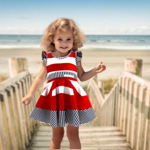 Hallo Ihr Lieben,<br />
<br />
bei uns findest du Schnittmuster für Erwachsene und Kinder - als Schnittmuster zum Selbernähen von Damen- und Kinderkleidung. Fokus liegt seit den letzten Jahren auf unserer Nähanleitung, die extra für Nähanfänger aufbereitet und mit kleinen Videos versehen sind. Du bekommst daher nicht nur ein Schnittmuster, sondern mit jedem Schnittmuster sozusagen einen kleinen Nähkurs.<br />
<br />
Unsere Schnittmuster gibt es als pdf-Schnittmuster in digitaler Form als:<br />
<br />
- A4-/US-Letter zum Kleben, <br />
- Großformat / A0-Datei <br />
- Beamerdatei<br />
<br />
Die Schnittmuster enthalten bereits die Nahtzugabe und liegen auf Ebenen zum An- und Ausklicken.<br />
<br />
Weiterhin bieten wir unsere Schnittmuster auch als Papierschnitt an, die du versandkostenfrei bei uns im Shop bestellen kannst.<br />
<br />
Im Nähblog findest du weitere Infos und über alle neuen Modelle berichten wir in unserem Newsletter.<br />
<br />
Wir freuen uns auf dich,<br />
liebe Grüße<br />
Silvi von TOSCAminni