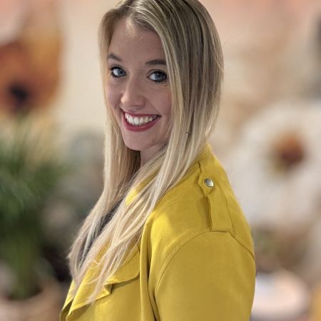 Ich bin Viola, leidenschaftliche Designerin mit Herz für Kreativität, Achtsamkeit und positive Vibes. Mit meinen handgezeichneten Designs möchte ich zeigen, dass Kreativität in uns allen steckt – sie ist kein Talent, sondern eine Form des Ausdrucks, die uns verbindet und bereichert.<br />
<br />
Mein Label steht für inspirierende, farbenfrohe Designs, die zum Kreativsein anregen und einen positiven Ausgleich im Alltag schaffen. Es geht nicht um Perfektion, sondern um Freude am Gestalten. Mit meinen Supportdateien als kleines Dankeschön und bald erhältlichen Designs im Shop möchte ich ermutigen, die eigene Kreativität zu entdecken und auszuleben.<br />
<br />
Lasst uns gemeinsam kreativ sein – denn jederkannkreativ sein! ✨🎨<br />
<br />
<br />
Noch stehe ich am Anfang meiner kreativen Reise, aber ich gestalte mit viel Liebe DIY-Dateien für Laser-, Plotter-, & Bastelprojekte. In Kürze eröffne ich meinen eigenen Shop! Dann können alle meine Designs entdeckt und umgesetzt werden. <br />