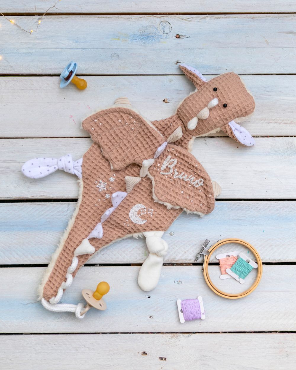 Neue Varianten für den Schnullerdrache: Flügel, Knotenfüße & feine Stickmotive