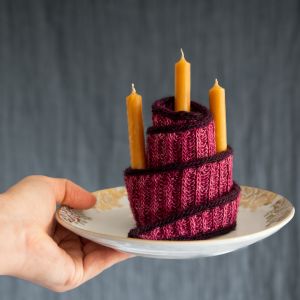 Stricken kann genauso einfach sein und dasselbe “Wow”-Ergebnis liefern, wie ein Malen-nach-Zahlen Bild – mit der richtigen Anleitung! Die erstelle ich in Text-, Bild-, und Videoformat als Content Creatorin für meinen Blog & Youtube-Kanal Caros Fummeley. Ich zeige dort und auf KundInnen-Kanälen vorrangig Müttern und Großmüttern, wie sie einfach Baby- und Kindersachsen sowie Deko und Accessoires für die Familie häkeln und stricken können. Denn Anleitungen und Designs müssen nicht kompliziert sein und können trotzdem modern aussehen. <br />
<br />
Ich lege großen Wert auf nachvollziehbare Schritt-für-Schritt-Anleitungen für alle Skill-Level und eine hohe Qualität der zugehörigen Bilder und Videos.<br />
<br />
Meine schriftlichen Strick- und Häkelanleitungen veröffentliche ich entweder auf meiner oder der Website von KundInnen. Komplexere Anleitungen biete ich zum Kauf als PDF-Datei auf diversen Plattformen an.