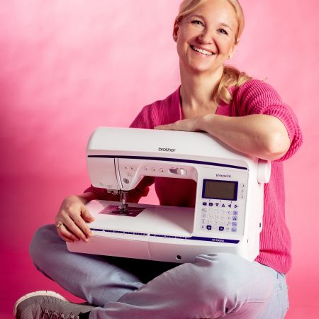 Mama, Coach, Katzenliebhaberin und irgendwas Ü40...Mein Name ist Sarah, bekennend Taschennähsüchtig, kreative Weltbeschwörerin und ich stecke hinter dem Label Cutting Corners Design. Gemeinsam mit dir freue ich mich darauf neue Techniken zu lernen und unser Hobby zu zelebrieren!