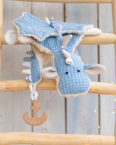 Entdecke neue Varianten für den Schnullerdrachen: Flügel, Knotenfüße & zarte Stickmotive. Ideen für personalisierte Babygeschenke zum Selbernähen.