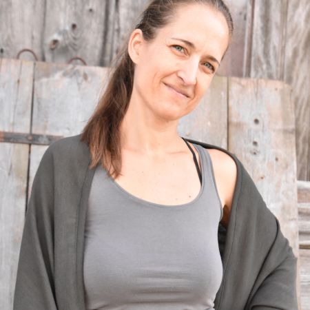 Kits4Kids kommt aus Vorarlberg in Österreich. <br />
In jeder freien Minute bin ich auf der Suche nach Inspirationen und Ideen zum Selbermachen. Vor allem für Dinge, die Kinder einfach brauchen!<br />
<br />
Besonderen Spaß macht es mir lustige Ideen in Stoff umzusetzen oder Upcycling-Material ein schönes neues Leben einzuhauchen. <br />
<br />
Als gelernte Architektin war ich immer schon sehr detailverliebt, jedes meiner Schnittmuster ist daher gut durchdacht und übersichtlich für dich aufbereitet.<br />
<br />
Mach dir die Welt bunter!  Nähen, das kannst auch du!