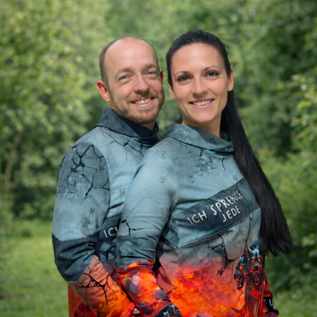 Hinter St.May’s stehen wir: Stefanie und Steffen May.<br />
Gegründet haben wir unser Label aus der gemeinsamen Leidenschaft fürs Nähen und dem Wunsch, Kleidung zu entwerfen, die wir selbst mit Freude tragen.<br />
<br />
Wir entwickeln ausschließlich Schnittmuster, hinter denen wir zu 100 % stehen. Modern, tragbar und alltagstauglich für die ganze Familie.<br />
<br />
Als Familie mit zwei Kindern wissen wir, wie wichtig bequeme, funktionale und gleichzeitig stilvolle Kleidung ist. Genau das spiegelt sich in jedem unserer Designs wider.<br />
<br />
St.May’s ist für uns nicht nur ein Business, sondern ein echtes Herzensprojekt. 💛✂️