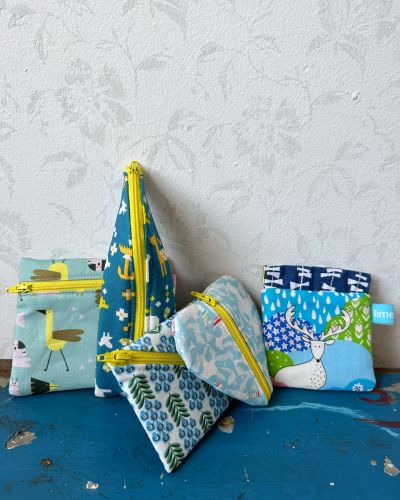 Mit dem Rabattcode „last minute“ kannst du in unseren Shops 30% auf Schnittmuster, Meterware und Designbeispiele sparen. Das Angebot gilt bis einschließlich 21.12.2025. Also schnell in den Shop, Schnittmuster kaufen und runterladen, nähen, schenken.