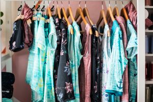 Bei mir findet ihr Stoffeigenproduktionen und Schnittmuster für die ganze Familie – für Kids, Teens, Damen und Herren. Mein Label heißt Print4kids, doch den Kinderschuhen sind wir in den letzten Jahren deutlich entwachsen.<br>
<br>
Letztes Jahr kam der Näh-Adventskalender dazu, in diesem Jahr folgen liebevoll zusammengestellte Nähboxen. Mein Label ist im ständigen Wandel – aber immer mit ganz viel Herz, Stoff und Leidenschaft fürs Nähen.