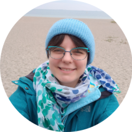 Hallihallo!<br />
<br />
Ich bin Sharon – Mama von drei Wirbelwinden, kreative Mathematikerin mit einer großen Liebe zum Nähen und die Seele hinter LauneKidz. Mein Herz schlägt für selbstgemachte Kuschelfreunde – frech, kuschelig und voller Persönlichkeit.<br />
<br />
Meine Kinder sind dabei meine größten Ideengeber – und manchmal auch meine strengsten Testpersonen. Wenn ein Kuscheltier bei ihnen besteht, dann hat es wirklich das Zeug zum Lieblingsbegleiter!