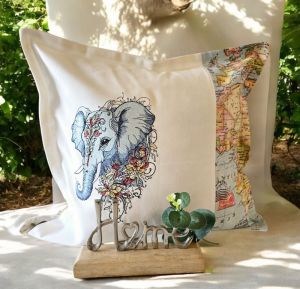 Ich biete Stickdateien für den besonderen Anspruch und Geschmack. Raffiniert im Design und in der technischen Ausarbeitung einzigartig für kreative Nähprojekte als individueller Eyecatcher. Die Stickdateien haben den Anspruch möglichst maschinenschonend zu arbeiten und werden teilweise auch kommerziell eingesetzt. Einige Stickdateien können im Shop in einem Formular individualisiert werden. Schaut gerne mal auf meiner Website www.cyncopia.com vorbei.