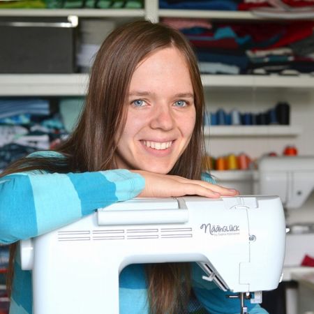 Hallo, ich bin Sophie Kääriäinen, Modedesignerin aus Dresden. Nach einem Studium der Kartographie und einem Master of Science in Geoinformationstechnologien habe ich auch noch eine Ausbildung als Modedesignerin und Schnittkonstrukteurin gemacht.