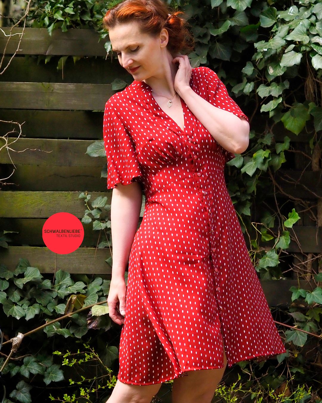 ❥ Auf der Suche nach DEM Kleid 2025? Mit dem Schnittmuster #SAGA von schwalbenliebe wird dein 20er-Jahre-Vintagetraum wahr – als Shirt oder Kleid, mit Flapper- oder Bischoffsärmel, für Jersey & Webware. Jetzt als Schnitt des Monats für nur 7,90 €!