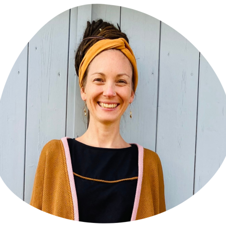 Hey, ich bin Katja, selbständige Business Mum, Yoga-Lehrerin und Weltreisende. Als Modedesignerin durfte ich erste Erfahrungen im Wäschebereich sammeln und Kollektionen für Mex und Marc O'Polo entwerfen. Doch dann zog es mich zurück an die Nähmaschine und ich gründete meinen Kursraum, wo ich 10 Jahre lang fast täglich Hobbynäherinnen begleiten und zur eigenen Kreativität bestärken durfte. 2017 kam die Online-Welt dazu, mit ersten eBooks und 2020 mein erster Overlock-Online-Kurs. Danach entstand der SEWcial Club und eine Kreativ-Mastermind.<br />
Ich lebe mit meiner Familie ganz ländlich im Südschwarzwald, und genieße es, immer wieder meinem Fernweh nachzugehen und die Welt zu bereisen. Eine Mischung aus Neugier, Kreativität, Handwerksliebe und Perfektionismus treibt mich an. Ich liebe es, anderen mein Wissen weiter zu geben und sie dahin zu bringen, daß sie mich nicht mehr brauchen ;)