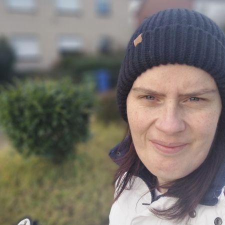 Ich bin Sandra (Jahrgang '81) und wohne mit meiner Familie in Düren. Seit 2017 gibt es neben der Pflege meines Sohnes nun mein kleines Label Lilelle Datoine.