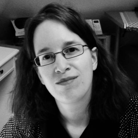 Hallo, ich bin Melanie, der kreative Kopf hinter 11-lein. Seit 2018 entwerfe ich Taschen-Schnittmuster,