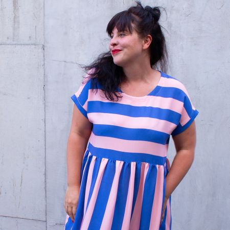 Ich bin die kreative Seele hinter Konfetti Patterns. Schon immer fasziniert mich die Verbindung von Mode, Schnittkonstruktion und Design. Ich liebe es, schlichte Formen mit besonderen Details aufzuwerten und zeitlose Schnitte zu entwerfen, die sowohl alltagstauglich als auch besonders sind. Neben Schnittmustern tobe ich mich gerne mit Farben und Mustern aus – ob bei Stoffdesigns oder Weblabels. Mein Stil ist modern, klar und mit einem Hauch Verspieltheit. Dabei ist es mir wichtig, dass meine Designs nicht nur gut aussehen, sondern auch Freude beim Nähen machen.