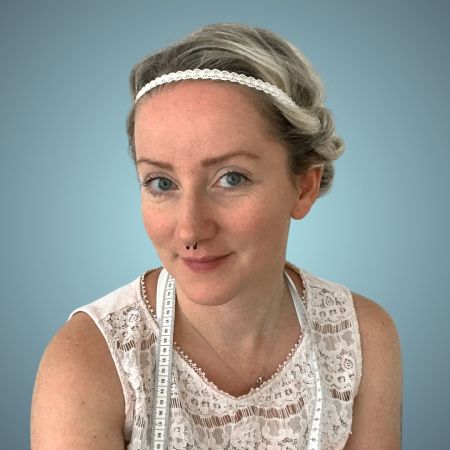 Was mir besonders am Herzen liegt? Ein nachhaltiger Umgang mit Textilien. Ich möchte Menschen für Slowsewing begeistern – statt Fastfood-Fashion. <br />
<br />
Als Textil- und Bekleidungstechnikerin habe ich gesehen, wie und unter welchen Bedingungen unsere Kaufkleidung gefertigt wird. Gerne möchte ich dem entgegen wirken und die Wertigkeit eines jeden Kleidungstück wieder in den Fokus rücken. <br />
<br />
Textil begleitet uns täglich und umgibt uns 24/7, dass nimmt man oft nicht bewusst war. Wir kleiden uns, schlafen und leben umgeben von Textilien. <br />
<br />
Und wir als Kreative und nähende Gemeinschaft können unsere Fertigkeiten nutzen und etwas verändern.<br />
<br />
Nimm dir Zeit für dein Hobby, wähle bewusst deine Schnitte und achte darauf, dass Stoffe fair und ökologisch produziert werden.