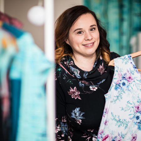 Schon als Kind liebte ich es, Stoffe zu streicheln und zu sortieren – meine Oma war Weberin, und bei uns zuhause gab es immer reichlich Stoffe. Meine Mutter, gelernte Facharbeiterin für Textiltechnik, zerschnitt sogar kurzerhand ihr Hochzeitskleid, um daraus ein Kleid für mich zu nähen.<br>
<br>
Mein erstes selbstgemachtes Kleidungsstück? Ein gelber Minirock aus Waffelstoff, mit lila Schleifenband statt Reißverschluss – ich war sechs Jahre alt, und es war eine mutige Kreation. Die Liebe zum Handgemachten hat mich von klein auf begleitet. Als Teenager wurde das Nähen zwar uncool, aber mit Mitte Zwanzig kaufte ich mir eine eigene Nähmaschine und legte wieder los.<br>
<br>
In den letzten Jahren sind viele Schnittmuster entstanden – begleitet werde ich dabei seit über zehn Jahren von einer erfahrenen Schnittdirectrice. 2017 kam mein kleiner Stoffladen dazu, in dem ich vor allem meine Stoffeigenproduktionen anbiete.