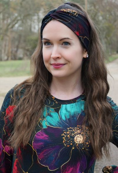 Wir haben ein Geschenk für euch und zwar gibt es auf unseren neuen Blog ab sofort ein Freebook für euch: Diy Knotenhaarband Lotte mit unseren Freebook nähen. Perfekt als Weihnachtsgeschenk.