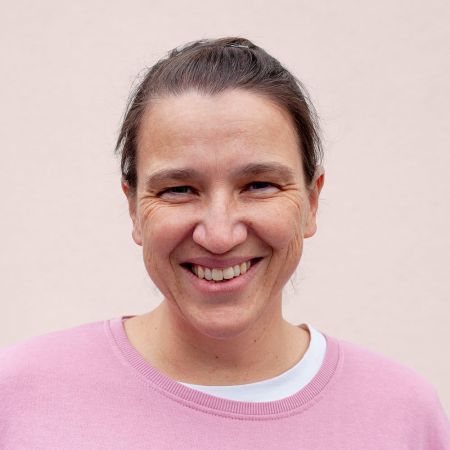 Ich bin hoffnungslos hoffnungsvoll und kreativer Kopf von shesmile. Ich lebe mit meinen zwei Töchtern und meinem Mann in Siebeneichen, dem schönsten Dorf in Bayern (Oberpfalz).<br>
<br>
In meinem Blog findest du leckere Rezepte, farbenfrohe Illustrationen und jede Menge Optimismus. Ich schreibe offen und ehrlich über meine Brustkrebserkrankung, mein Leben mit ADHS oder berichte in meinem Reisetagebuch von meinen Erlebnissen.<br>
<br>
Mein Motto: Nimm dir Zeit für die Dinge, die dich glücklich machen. Wenn nicht in diesem Leben, wann dann?