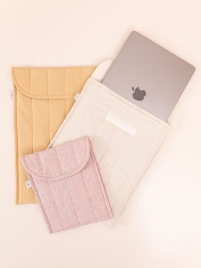 Laptophüllen von der Stange? Entweder zu teuer, zu technisch oder einfach nicht mein Geschmack. Also hab ich mir selbst eine genäht – mit Wattestepp, schönem Stoff und einem einfachen Klettverschluss. Das Schnittmuster findest du in meinem Etsy Shop.