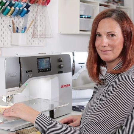 Ich bin Katja, 48 Jahre jung, Ehefrau und Mama eines 17-jährigen Jungen. Neben Familie und Co. liebe ich es, kreativ zu sein! Bei der Entwicklung meiner Taschen-Ideen kann ich mich so richtig kreativ austoben.<br />
<br />
Technisch habe ich allerdings zwei linke Hände und bin daher froh, dass mein lieber Mann sich dieser Aufgabe angenommen hat. Seit einigen Jahren führen wir nun schon unser kleines Familienunternehmen.<br />