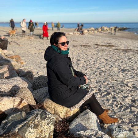 Hi, ich bin Lisa. Zusammen mit Mann und Sohn wohne ich im Norden von Deutschland. Wir wollten schon immer am Meer leben und sind so kurzerhand 2020 nach Lübeck gezogen.<br />
<br />
Ich mag modernes, geradliniges Design und genau das spiegelt sich auch in meiner Arbeit wieder. Verspielten Tüddelkram muss man lange bei mir suchen. Was man hingegen sehr viel bei mir privat findet, sind Waldtiermotive.<br />
Meine aktuellen Lieblingsfarben sind Mint, Senfgelb, Dunkelblau, Petrol und langsam schleicht sich auch Rostrot hinein.<br />
<br />
Drei Funfacts über mich: <br />
1. Ich bin ein Rock- und Kleidermädchen und habe seit über 13 Jahren keine Jeanshose mehr getragen.<br />
2. Ich ekele mich vor Bananenfäden.<br />
3. Auch im Sommer liege ich auf dem Sofa unter meiner Kuscheldecke.