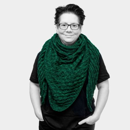 Ich bin Nicola und war erst Programmiererin, dann Grafikdesignerin und bin jetzt Strickdesignerin. <br />
<br />
Ich mag klares Design und bin meinem Geschmack sehr treu, was immer mal wieder - je nach Modewelle - dazu führt, dass ich einfach nicht die Kleidung bekomme, die ich gerne haben möchte.  Also habe ich angefangen sie mir selber herzustellen. <br />
<br />
Beim Stricken habe ich meine eigene Nische gefunden und schreibe Anleitungen ohne Maschenprobe, die mit jedem Garn funktionieren.