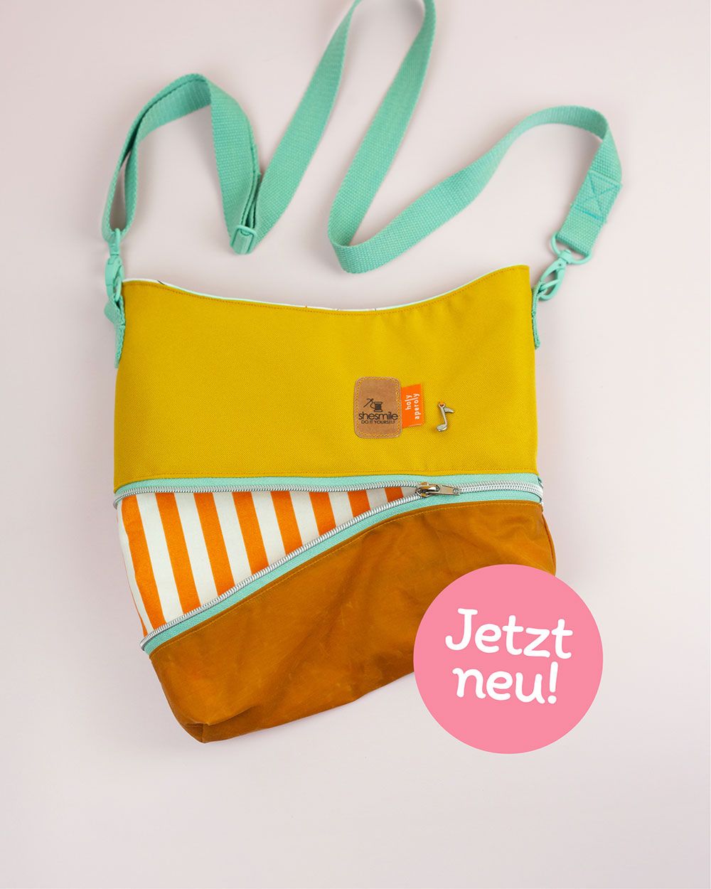 Die Handtasche „ZipKram“ von shesmile ist online und mit ihr eine fette Party zum 18. Labelgeburtstag. Das Highlight an der neuen Tasche: Die kleine Ausgeh-Handtasche wird über den originellen ZipKram-Reißverschluss zum A4 großen Shopper.
