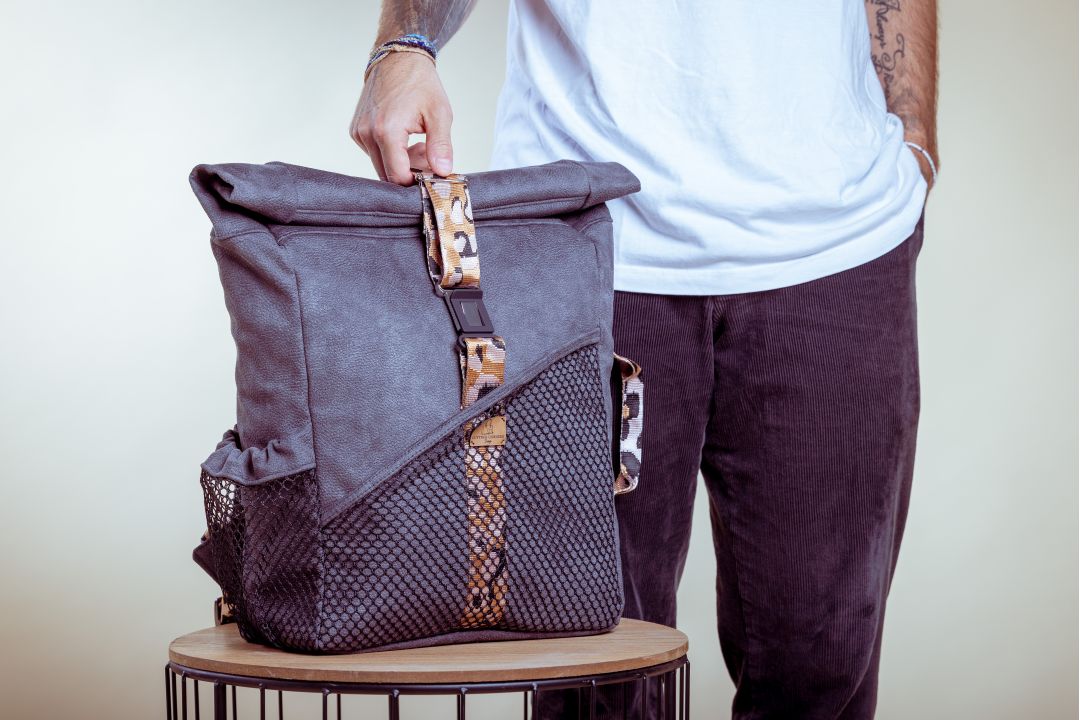 Möchtest du Taschen nähen, weißt aber nicht, wo du anfangen sollst? Oder nähst du bereits seit einiger Zeit und möchtest deine Techniken verfeinern? Dann bist du hier genau richtig!<br />
<br />
Mein Designlabel steht für praktische Taschenschnittmuster, die zum echten Hingucker werden. Mit viel Liebe zum Detail und einem besonderen Fokus auf hilfreiche Tipps und Tricks erstelle ich Anleitungen und Schnittmuster, die dich Schritt für Schritt zum perfekten Nähergebnis führen.