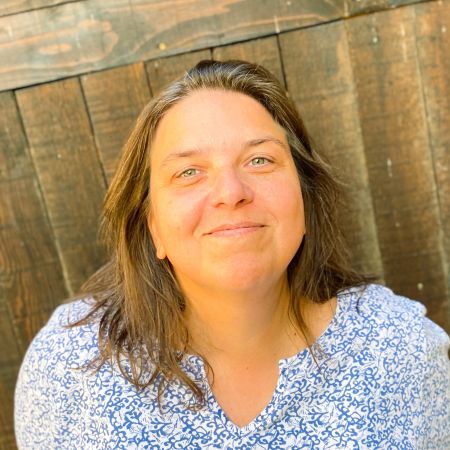 Ich bin echte Berlinerin und liebe das Großstadtleben. Ich habe eine erwachsene Tochter mit Down Syndrom, die den Namen für mein Label inspiriert hat: als sie klein war, konnte sie "Down Syndrom" nicht ausprechen und machte daraus "zauber drum". Mein Label hat also nichts mit Trommeln zu tun :-)