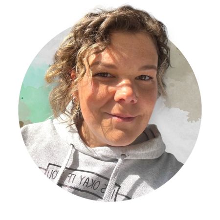 Mein Name ist Vanessa und ich bin der kreative Kopf hinter Plott4you.<br />
Ich bin 88er Jahrgang, seit 2005 mit meinem Mann Jan zusammen und seit 2013 glücklich verheiratet.<br />
Im schönen Geldern leben mit uns zusammen 4 Chinchillas (Loona, Hexe, Banji und Carlos) eine Katze (Moxxi) und unser Hund (Sky).<br />
Eigentlich komme ich aus einem ganz anderen Bereich. 2008 habe ich mein Studium zur Tierheilpraktikerin abgeschlossen und mich selbständig gemacht.<br />
2016 habe ich dann von meinem Mann und meiner Mama meinen allerersten Plotter für Zuhause bekommen (einen Portrait 1, der mich nach wie vor begleitet) und mich hat das Fieber, wie jeden von euch, voll erwischt. Als Quereinsteiger bin ich dann in die Werbetechnik gerutscht und habe große LKWs beklebt. 2019 lief ich mit meinem Mann durch unsere schöne Innenstadt und sah ein leerstehendes Ladenlokal. Mein Kopf hat sofort angefangen zu rattern und wir haben gemeinsam rumgesponnen. Also zack, einen Besichtigungstermin gemacht und sofort verliebt. Von der Idee bis zur Eröffnung unseres Ladens sind gerade mal 3 Monate vergangen. Am 6.12.2019 haben wir dann unseren Laden eröffnet und er war perfekt. Im März 2020 kam dann ein kleiner Virus um die Ecke, der uns das Leben nicht leicht gemacht hat. Also habe ich mich in Richtung E-commerce orientiert und da bin ich. Ich möchte euch das Leben mit meinen Plotterdateien ein ganzes Stück bunter machen und Ihr macht mein Leben mit euren Umsetzungen bunter. Ich freue mich, mit Dir zusammen kreativ sein zu können und Deine Ideen als Datei zum Leben erwecken zu können.<br />
Denn Plott4you geht nur mit Dir! Du bist ein Teil davon! DANKE, dass Du es zusammen mit mir lebst!