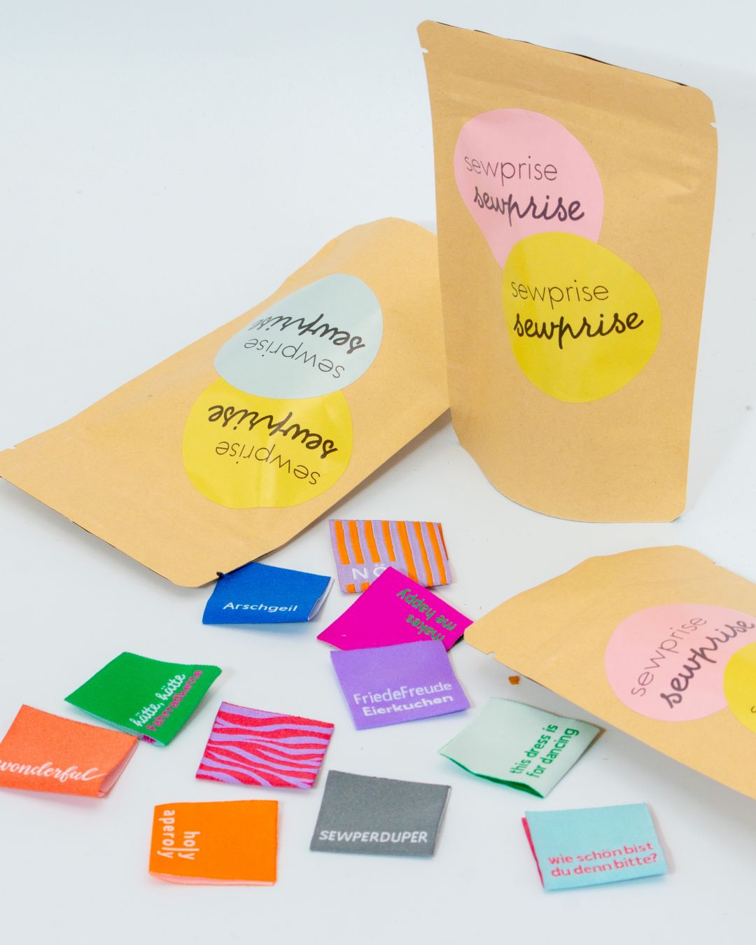 Du liebst kleine Überraschungen und kannst von hübschen Weblabeln nie genug bekommen? Dann ist das SEWprise-Paket genau das Richtige für dich!In jeder Tüte stecken 10 verschiedene Weblabel, liebevoll für dich zusammengestellt – kein Label doppelt.