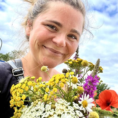 Ich lebe mit 5 Kindern und 3 Katzen in der Mitte von Deutschland. Vielleicht kennst du meine „Nähen mit Jersey“ Bücher. Neben dem Nähen schlägt mein Herz vor allem auch für‘s Stricken und Häkeln.