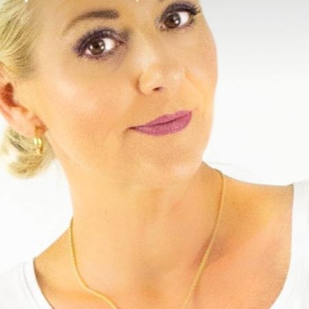 Ich bin Michi, die Gründerin von oh meéla * Jahrgang 1975, ausgebildete Bankkauffrau, Mutter zweier Jungs, Ehefrau von meinem Mr. Right und seit 2019 selbstständige Designerin und One-Woman-Allrounder meines kleinen, feinen Labels @oh_meela 🫶<br />
<br />
Ich mag es mich kreativ austoben, für einen Moment eine andere Welt betreten, ganz nach Lust und Laune und das alles mit vollstem Herzblut und vollster Leidenschaft.<br />
Mein Motto »einfach mal machen« zieht sich tatsächlich schon durch mein ganzes Leben. Ich begeistere mich schon immer fürs Machen. Ob nun familiär oder beruflich, das Handwerkliche, Dekorative und Kreative begleitet mich in allen Lebenslagen. <br />
<br />
Im Februar 2019 gründete ich mein Label oh meéla, das sich komplett auf das Finish durch klassisch trendige und stylische Taschen-eBooks konzentriert. Ich möchte mit meinen zeitgemäßen Taschen ein Gefühl von Catwalk und Lebendigkeit vermitteln. Nichts ist schöner, als ein passendes Accessoire zum eigenen Look. <br />
<br />
Das Nähen und das Erstellen von Schnittmustern und all das, was dazugehört habe ich mir als Autodidakt beigebracht.<br />
<br />
Werde auch Du ein Teil von oh meéla und nähe Dir Deine Taschen-Unikate ganz nach Deinem Style.<br />