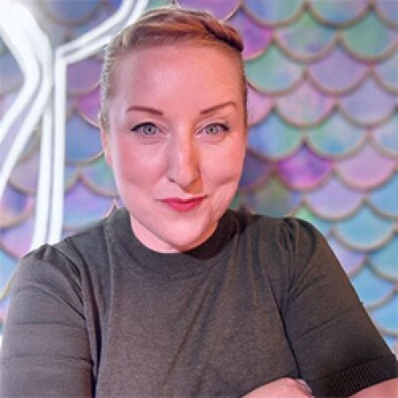 Hej, velkomin in meiner Welt!

Ich bin Nikolett – unter uns Schwalben auch „Nikkes“ genannt. Ich bin die mit dem Petticoat auf der Party, dem Blumenbouquet im Haar und dem lauten Lachen. Aber auch die, die mit Huskys durch den Matsch stapft und ihren kleinen Selbstversorgerhof liebt. Seit 2001 bin ich das Gesicht von schwalbenliebe® – einem Label für Schnittmuster mit Vintage-Flair.

Ursprünglich als Grafiklabel gestartet, verbinde ich heute Handwerk, Detailliebe und Mode zu etwas Besonderem. Meine Schnitte und Anleitungen sind eine Hommage an die 50er, die weibliche Silhouette und das gute Design – mit einem Hauch Nostalgie.

Seit April 2024 gibt's auch meinen eigenen Nähpodcast: voller Fachwissen, Herz und Leidenschaft für das schönste Hobby der Welt.