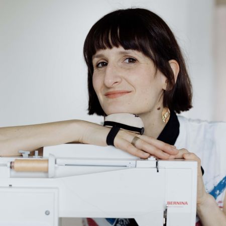 Salut, mein Name ist Katrin Recktenwald, alias Katriny*.<br />
Aus meiner Leidenschaft für Mode und Design entstand 2008 das Label k.triny* lingerie.<br />
<br />
Bereits während der Schulzeit, mit 13 Jahren, war für mich klar, dass ich NÄHEN wollte. Dieses WOLLEN führte mich in die klassische Damenschneiderausbildung. Aus „nähen“ wurde schnell mehr: mehr Mode, mehr Design, mehr Gefühl, mehr Wissen und mehr Technik. Nach der Schneiderlehre absolvierte ich die Staatliche Modeschule Stuttgart, wo ich zur Modedesignerin und Schnittdirektrice ausgebildet wurde.<br />
Als Ausbilderin im Handwerk habe ich gelernt, mein Wissen und die Techniken des Entwerfens mit Leidenschaft professionell und fundiert zu vermitteln.<br />
Mein Werdegang prägt die Herangehensweise an meine eBooks und anderen Produkte. Ich entwickle Modelle für Lingerie, Dessous und Bademode, sowohl für Einsteigerinnen im Bereich Wäsche-Nähen als auch für fortgeschrittene Hobbyschneiderinnen. Außerdem biete ich tolle Online-Kurse rund um deine Rundungen an.<br />
Ich bin glückliche Mutter von zwei Kindern und Unternehmerin, mag vegetarisches Sushi, habe vor zwei Jahren angefangen, Schlagzeug zu spielen, und als an Neujahr geborener Steinbock mit Aszendent Einhorn kann man mit mir jede Menge Spaß haben.