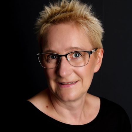 Ich bin Sabine aus dem norddeutschen Flachland, zeichne und digitalisiere seit über 10 Jahren meine Motive selbst und habe so meinen eigenen Stil entwickelt. Über Acrylmalerei und Adobe Illustrator fand ich schließlich durch einen Zufall im Nähmaschinengeschäft zum Maschinensticken, das perfekt zu meiner Ausbildung als Bekleidungsingenieurin passte. Seit 2015 tobe ich mich kreativ mit meinem Grafik- und Digitalisierprogramm sowie meiner Stickmaschine unter dem Namen **Cyncopia** aus – viel Freude beim Stöbern und Sticken!<br />