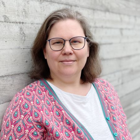 Ich bin Daniela, Plotterdateien-Designerin, authentischer Kopfmensch, kreative Ausprobiererin (schon immer gewesen) und Über-den-Tellerrand-Guckerin. Aus dieser bunten Mischung ist irgendwann senSEASONal entstanden. Zuerst in meinem Kopf - seit 2011 auch real auf Papier mit Brief und Siegel - und seit 2020 zum Selber (nach)machen mit meinen digitalen Dateien.