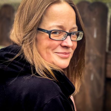 Im Ausweis bei mir steht der Name Sandra. Seit der Jugend hängt mir aber der Spitzname "Sanny" an, womit dann auch der Labelname sehr schnell klar war.<br />
<br />
Ich bin von klein auf mit der kreativen Handarbeit in Berührung gekommen. Nähen, sticken, häkeln und ja, auch stricken kann ich. <br />
<br />
Eigentlich habe ich ständig irgendwas gefertigt. Und immer neu dazu gelernt. Dank Der Welt des WWW wurde es auch immer einfacher. Seit gewiss inzwischen 10-12 Jahren beschäftige ich mich mit der Erstellung von Schnittmustern. Erst für mich alleine, dann nach und nach das Gradieren erlernt. Als ich mich sicher genug fühlte, habe ich mein geliebtes Hobby zum Beruf gemacht.<br />
<br />
Denn aufgrund diverser chronischer Erkrankungen ist für mich die Chance auf dem ersten Arbeitsmarkt eh vertan. Warum also nicht aus der Not eine Tugend machen? ;)