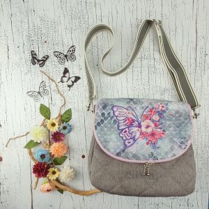 Willkommen bei Stickzebra – deinem kleinen Kreativparadies am Bodensee!<br />
Seit 2017 entstehen hier mit viel Hingabe und Liebe zum Detail besondere Stickdateien für Groß und Klein – von faszinierenden Tiermotiven für Erwachsene bis hin zu bezaubernden Babydesigns für die Kleinsten. Jede meiner Dateien steckt voller Herz und feiner Details, denn genau das macht für mich den Zauber einer wirklich besonderen Stickdatei aus.<br />
<br />
Bei Stickzebra findest du sowohl kunstvolle Vollstickdateien als auch zarte Doodle-Motive, die wie handgezeichnet wirken. Besonders beliebt sind meine verspielten Waldbewohner, niedlichen Babykätzchen und fantasievollen Kuschelfreunde – kleine Schmuckstücke zum Aufsticken.<br />
<br />
Ich arbeite mit mehreren talentierten Zeichnern zusammen, um eine vielfältige Auswahl an Stilrichtungen anzubieten – damit für jedes Projekt, jede Idee und jedes Herz das Passende dabei ist. Lass dich inspirieren und entdecke deine ganz eigenen Lieblingsmotive!