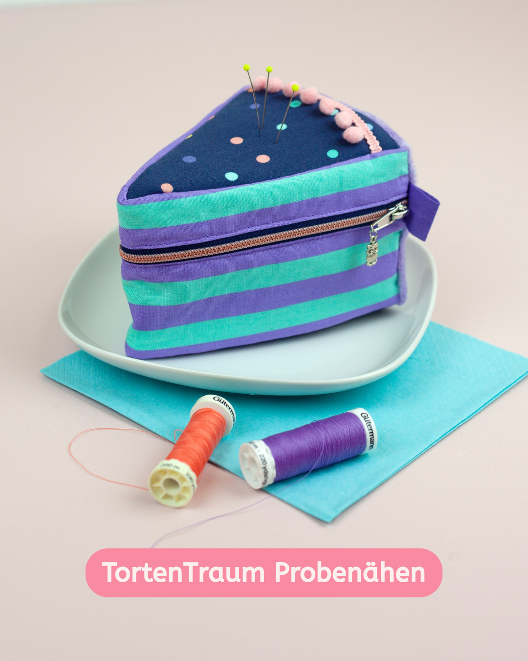 Vor 12 Jahren hab ich mein erstes E-Book online gestellt. Aus diesem Anlass hab ich mir etwas ganz besonderes einfallen lassen: Einen Kuchen aus Stoff. Du kannst den TortenTraum jetzt vorbestellen oder dich zum Probenähen bewerben.