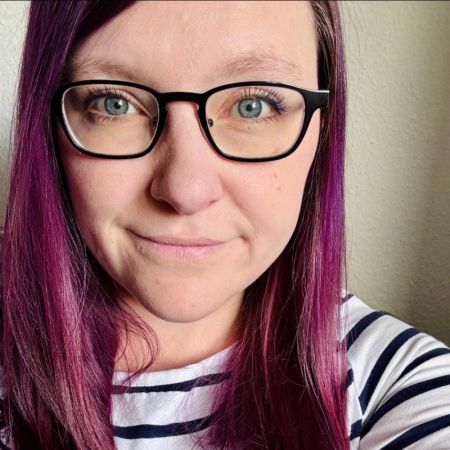 Hey! Ich bin Katja von Chaotic Factory, geboren 1992 im Thüringer Wald und lebe nun mit meiner Familie in Würzburg. <br />
Ich bin schon immer ein kreativer Kopf, und liebe es mich von schönen Dingen inspirieren zu lassen. ♥ <br />
Zuerst verfiel ich dem Nähen, und kurze Zeit später kam das Plotten dazu.