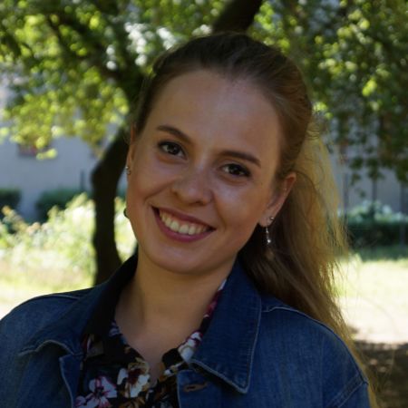 Anne Schiller-Zehden ist Schneiderin, Schnittmacherin und 3D-Designerin. Sie begann als Kostümbildnerin, bevor sie sich auf nachhaltige Mode, digitale Schnittmuster und CLO3D-Design spezialisierte. Seit 2018 arbeitet sie mit CLO3D und unterrichtet 3D-Design an Schulen und in Workshops. Mit ihrem Label Anbelyn kombiniert sie Upcycling, Festivalmode und Bewegungsfreiheit. Sie ist zudem Hula-Hoop-Trainerin und entwickelt Mode für Tanz & Bewegung.