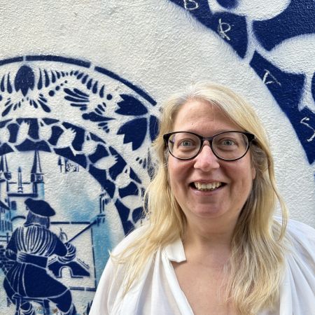 Hoi, ich bin Bianca.<br />
Nach vielen Jahren als Stoffhändlerin in Hannover habe ich meinen Laden kurz vor Corona geschlossen und mich auf das Erstellen von Schnittmustern konzentriert. Inzwischen lebe ich in den Niederlanden und bin happy über die Flexibilität, die mir die neue Ausrichtung lässt. Ich freue mich über meinen neuen entschleunigten Lebensabschnitt in NL.<br />
<br />
Ich liebe es farbenfroh, beim Nähen genauso wie in meinem kleinen niederländischen Reihenhaus. Ich mag die Nähe zu Zeeland und dem Meer genauso dass ich schnell in Rotterdam oder Antwerpen bin. Für mich die beste Umgebung, um kreativ zu sein.