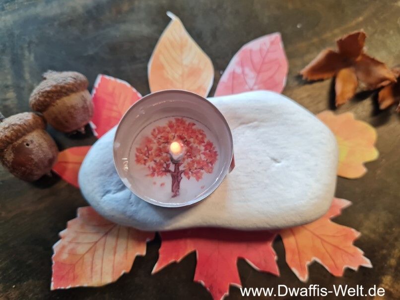 Jetzt wirds gemütlich! Es sind die kleinen Dinge, die unseren Alltag verbessern. Lichtgrüße sind Teelichter mit versteckten Bildern oder Botschaften. Bis Ende September gibt es hier 10% Rabatt Code: DIYTicker und 20% in meinem nächsten Newsletter.