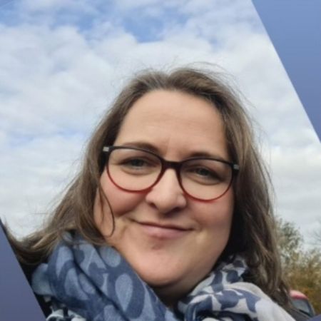 Ich bin Autorin von Büchern und Bastelvorlagen und stehe für Ideen, Kreativität, Inspiration, Familienzeit,  Freizeitspaß.<br />
<br />
Mein Name ist Claudia Herrmann,  aber ich bin überall als Dwaffis-Welt bekannt. Dwaffi ist mein Spitzname.  Ich bin Im Harz geboren,  im Norden aufgewachsen und in der Voreifel gelandet.  Ich liebe es bunt, fröhlich, einfach und schnell. Und so sollen auch meine Vorlagen sein. <br />
<br />
Ich freue mich über jeden einzelnen, der bei mir vorbei schaut, mit ein Herz oder sogar einen Kommentar da lässt. Ich setze auch gern mal Wünsche um😉 <br />
<br />
Ich habe viel mehr Ideen als ich umsetzen kann, seid gespannt was alles noch folgt.  Liebe Grüße Claudia