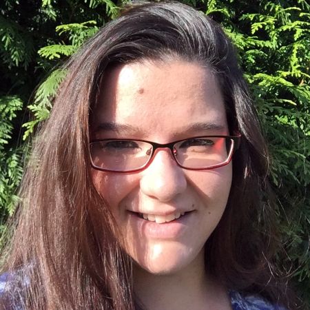 Ich bin Sonja, lebe mit meiner Familie im schönen Münsterland und habe das kreative Chaos quasi im Herzen. Schon immer war ich gern gestalterisch unterwegs – ob mit Stift, Papier oder digitalem Werkzeug. Nach meiner Ausbildung zur IT-Systemadministratorin habe ich meinem inneren Ruf nachgegeben und noch eine zweite Ausbildung zur Grafikerin gemacht. Kreativität war für mich nie „nur ein Hobby“, sondern immer ein wichtiger Teil meines Lebens.<br />
<br />
2015 zog mein erster Plotter bei mir ein – und ich war sofort begeistert! Ein ganzes Jahr lang habe ich ihn ausschließlich für Papierprojekte genutzt. Dann entdeckte ich zufällig, dass man damit auch Textilfolien schneiden kann – und plötzlich öffnete sich eine völlig neue Welt für mich. ✨<br />
<br />
Lange hat es nicht gedauert, bis ich den Schritt in die Selbstständigkeit gewagt habe – mit dem Wunsch, meine Ideen mit anderen Kreativen zu teilen. Seitdem kreiere ich mit ganz viel Herzblut Plotterdateien.<br />
<br />
Deine Sonja ♥